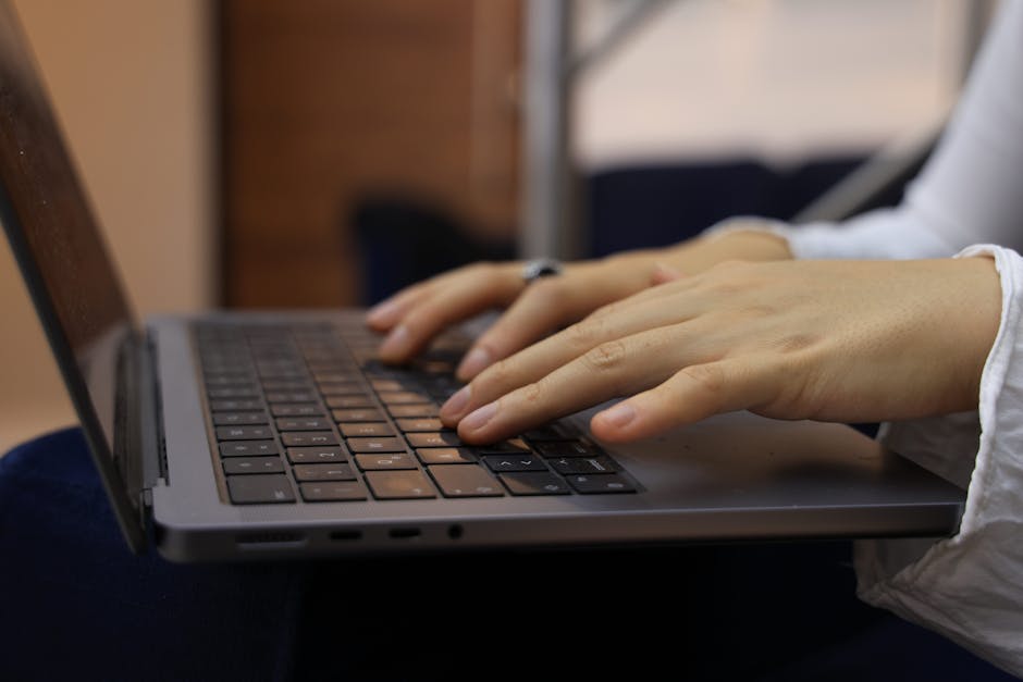 キーボードで指示を打ち込む様子